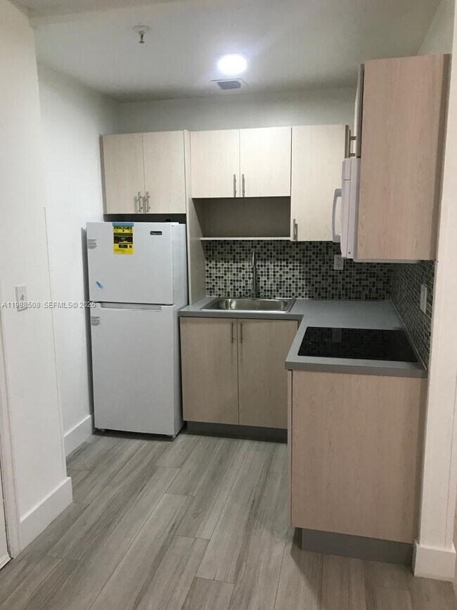 Building Photo - 2730 Collins Ave