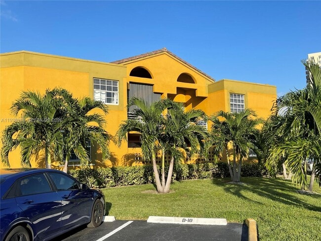 Building Photo - 9711 Fontainebleau Blvd
