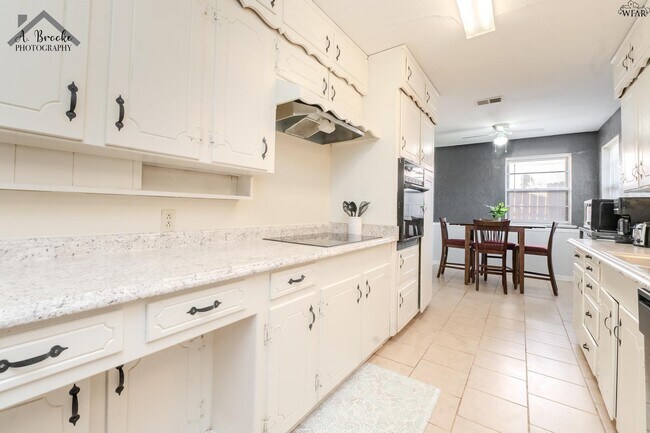 Building Photo - 1603 Karen Ln