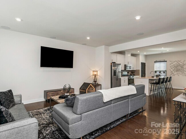 Building Photo - 2049 Birchside Dr