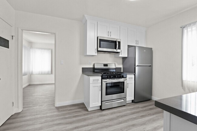 Building Photo - 1824 16th St in Santa Monica