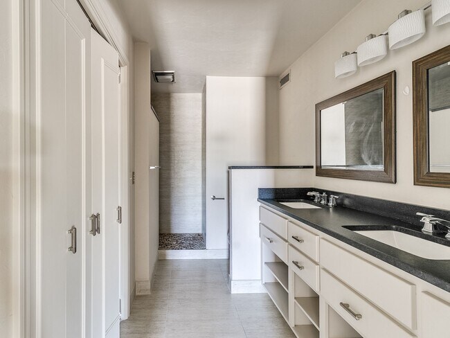 Building Photo - 3063 W Wilshire Blvd