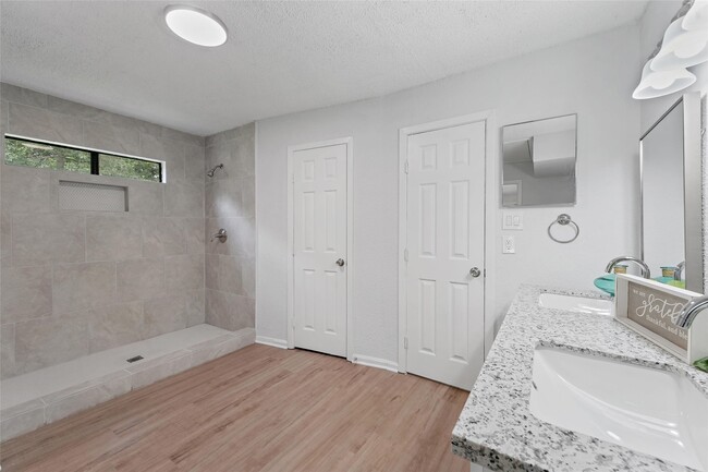 Building Photo - 18009 Split Oak Cir