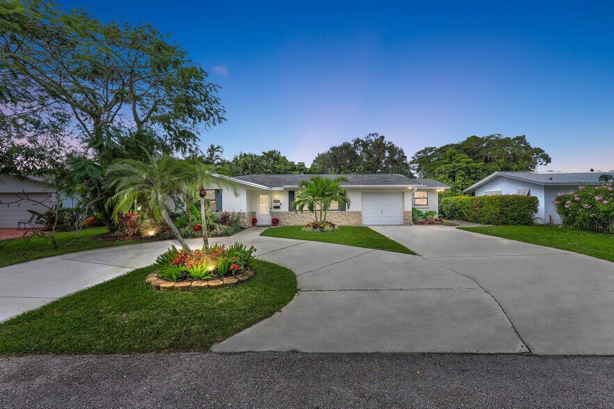 Building Photo - 4416 Fuschia Cir S