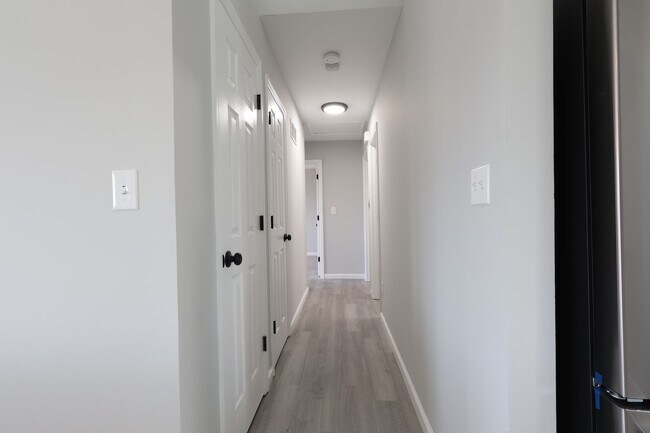 Building Photo - Beautiful 3 Bed 2.5 Bath w/2 Car Oversized Garage