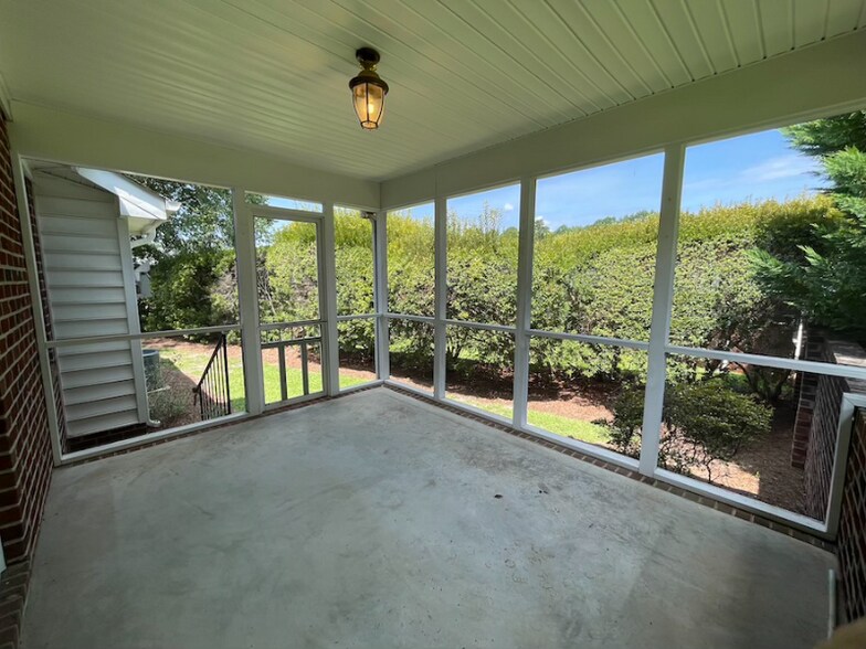 Building Photo - 1007 Loganberry Ct