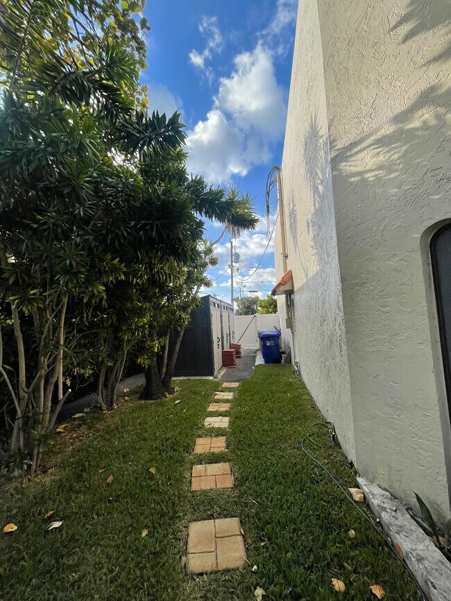 Building Photo - 1861 SE 4th St