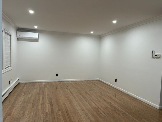 Building Photo - 143 Melrose Ave