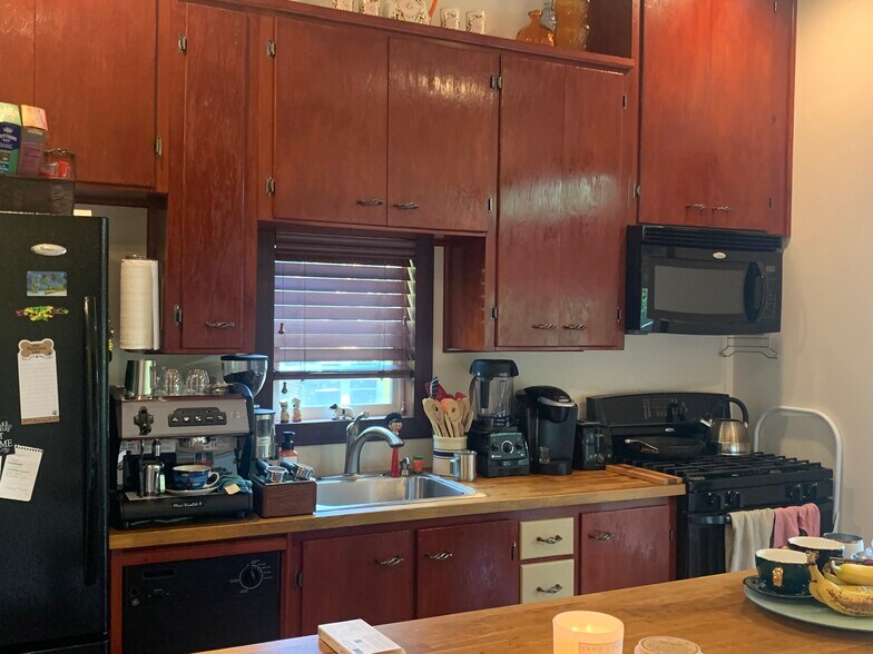 Common area kitchen - 905 Prospect Ave