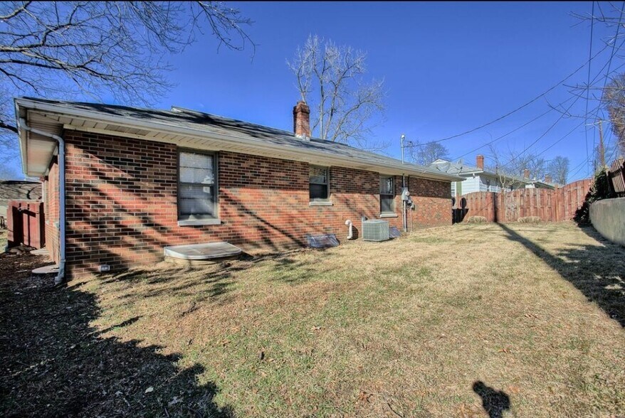 Building Photo - 340 S Benton St