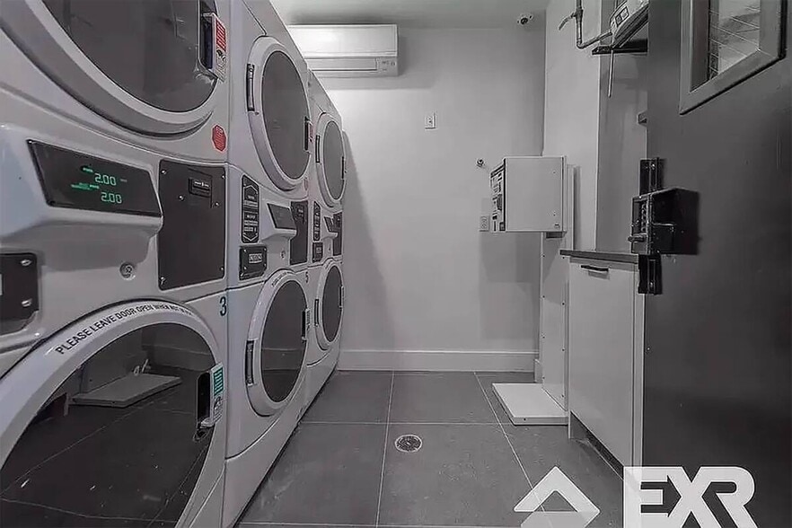 Building Photo - New HDTV room,  tons of natural light # 323