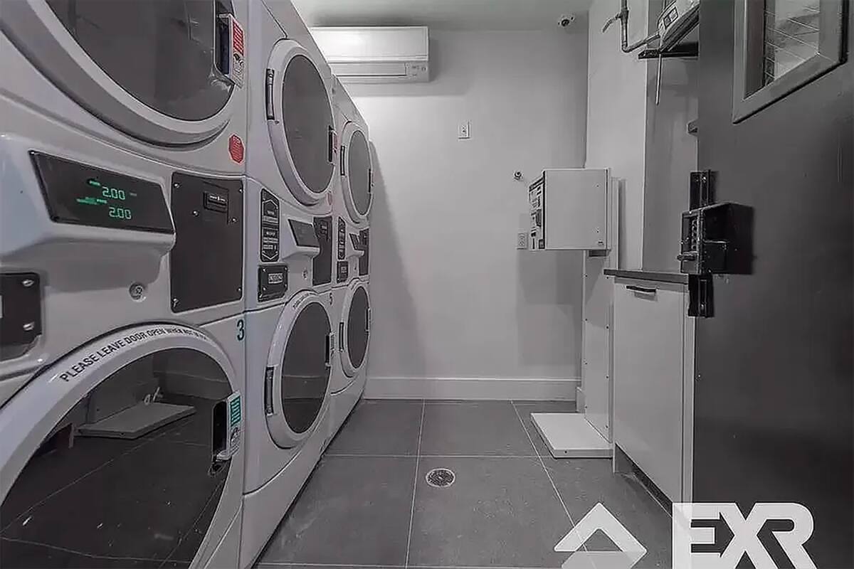 Building Photo - New HDTV room,  tons of natural light # 323