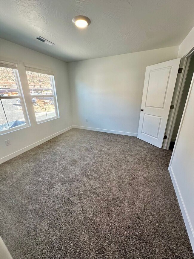Building Photo - BRAND NEW Long Valley Home