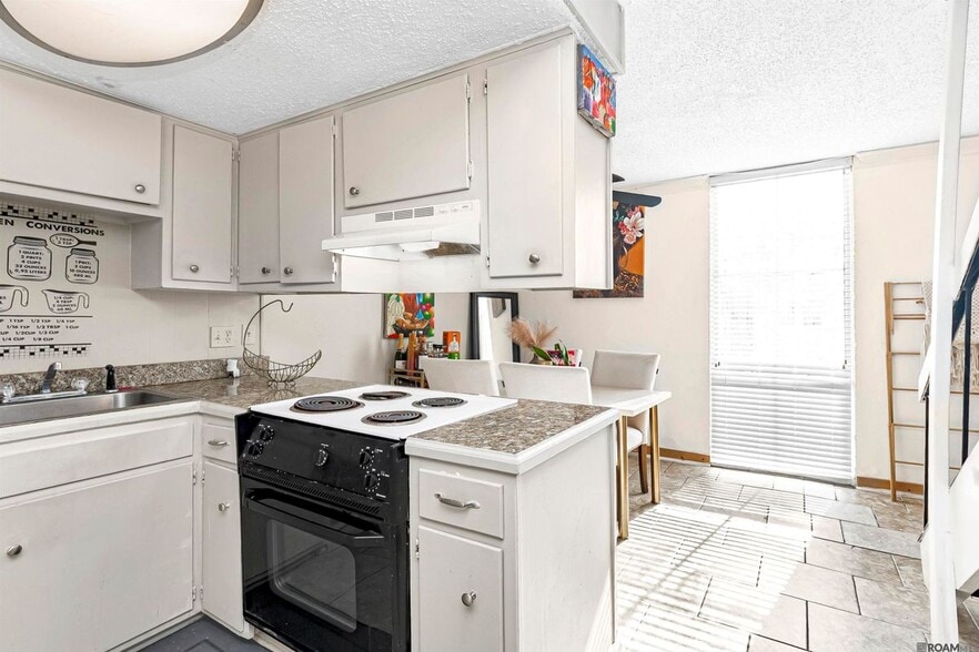 Building Photo - 3005 Highland Rd