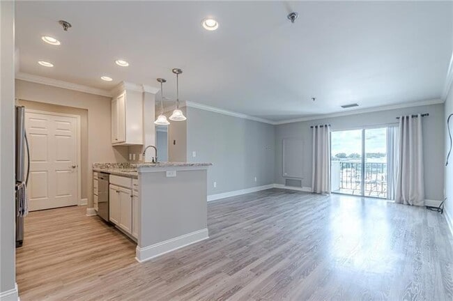 Building Photo - 300 Johnson Ferry Rd