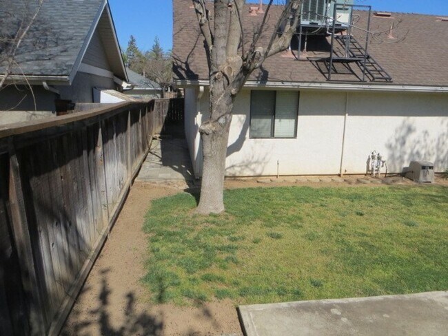 Building Photo - North Fresno Home, 3BR/2BA, Built 1989 - Lots of Amenities!
