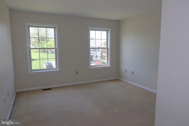 Building Photo - 1631 W Thistle Dr
