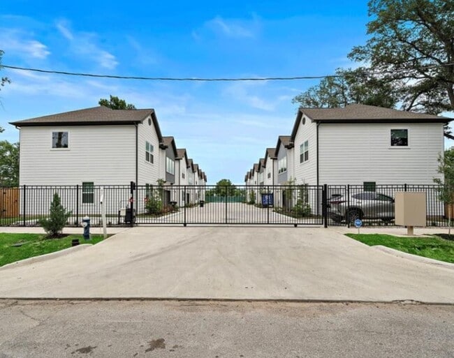 Building Photo - Luxury New Construction Home for Lease – E...