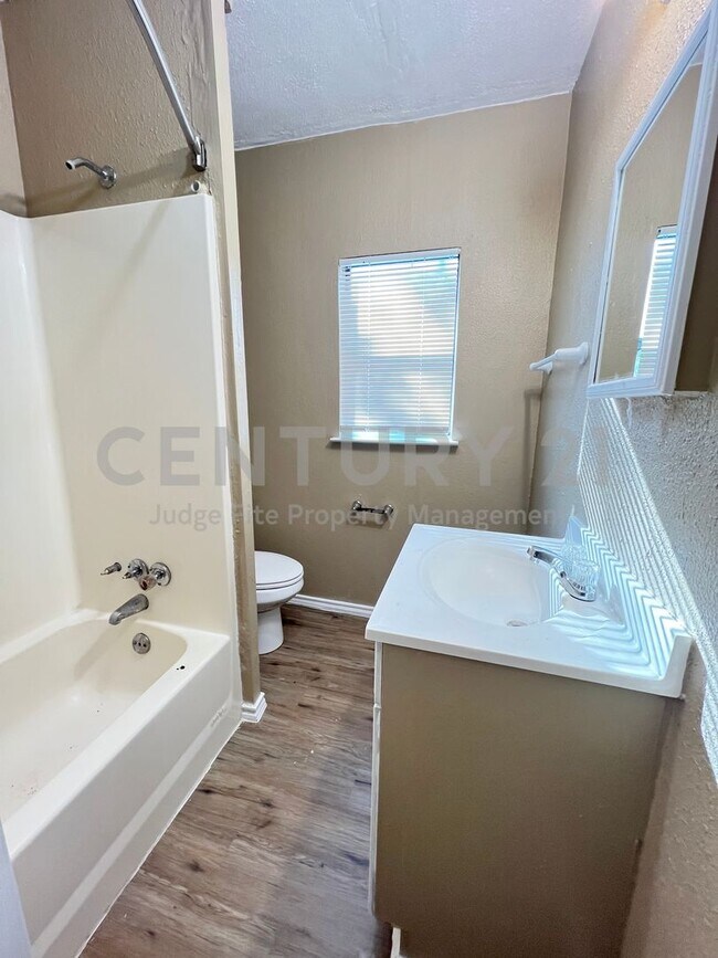 Building Photo - Charming 3/2 in Denton Ready for Move-In!