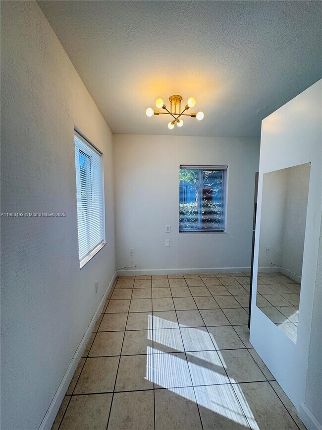 Building Photo - 1267 NE 127th St