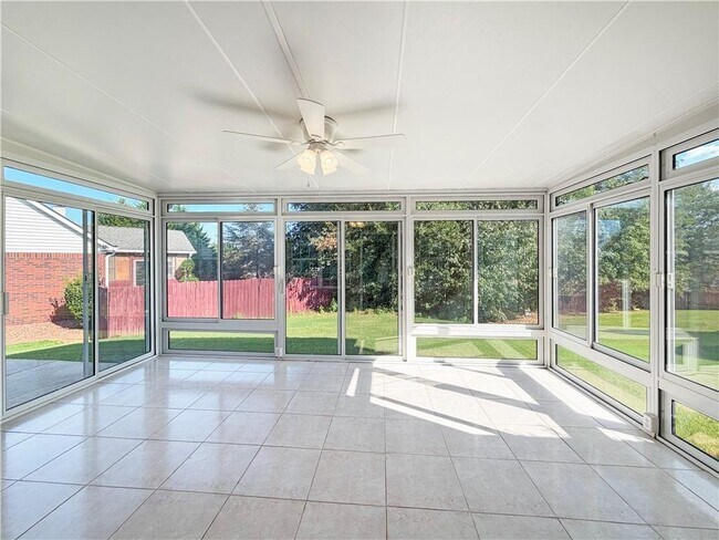 Building Photo - 3385 Stoneleigh Run Dr NE