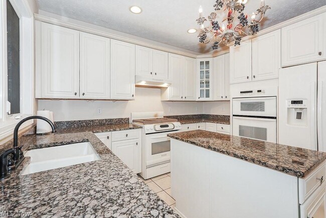 Building Photo - 3729 Edgehill Dr