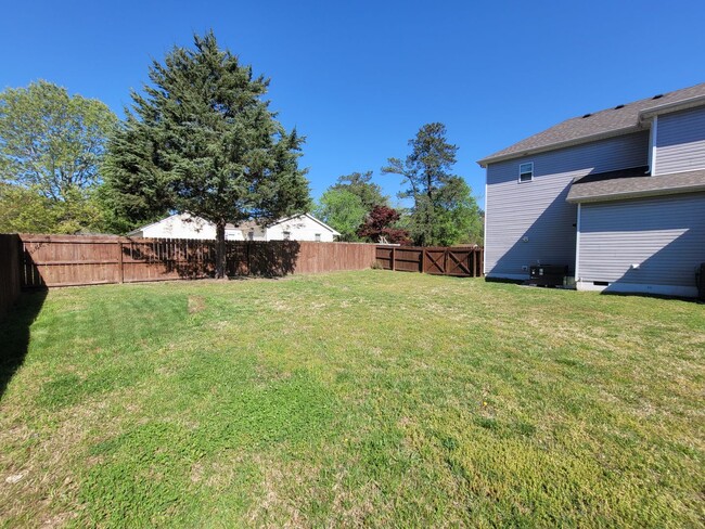 Building Photo - Beautiful & Spacious 4 bedroom, 2.5 bath h...