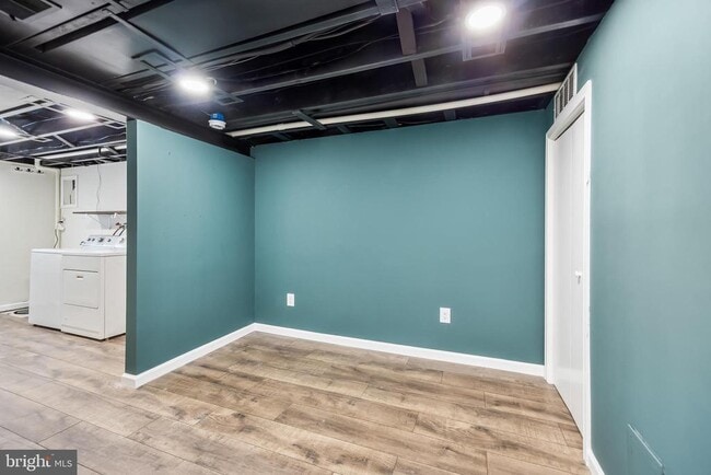 Building Photo - 113 W Albertson Ave