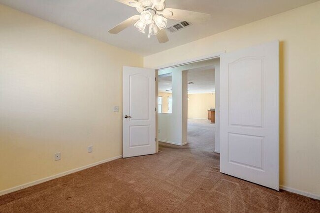 Building Photo - Bright & Spacious 3-Bed Oasis with Pool in...