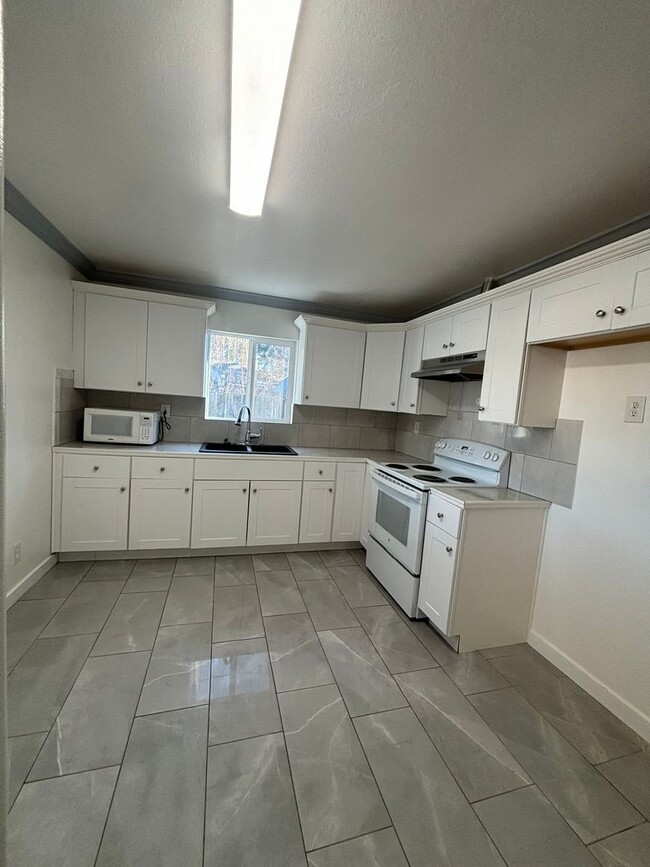 Building Photo - 2 Bedroom / 1 Bathroom / Washer & Dryer in...