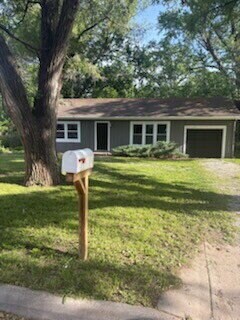 Building Photo - 2 Bedroom Home with Spacious Fenced In Yard!  1st Month's Rent is Free!*