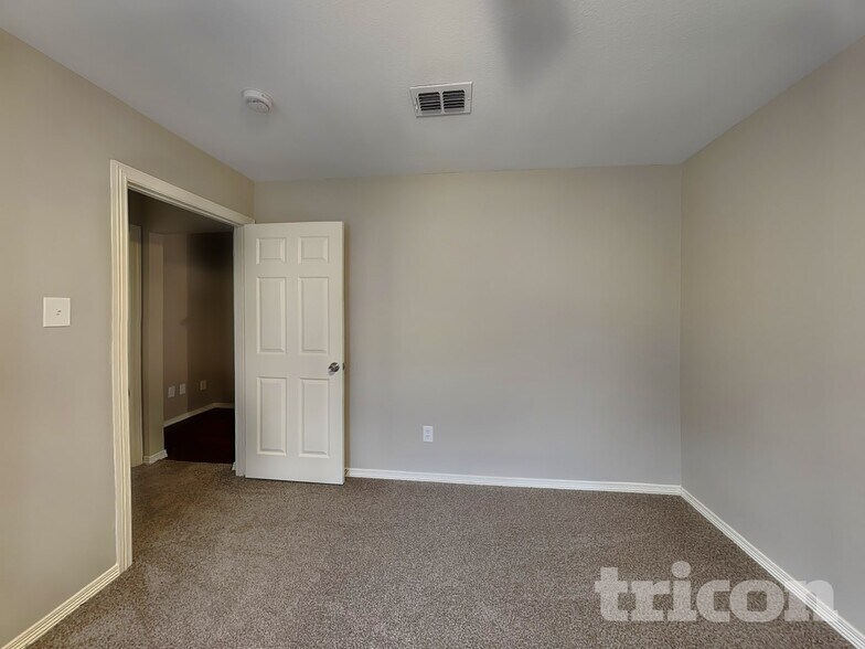 Building Photo - 5005 Vaquero Dr