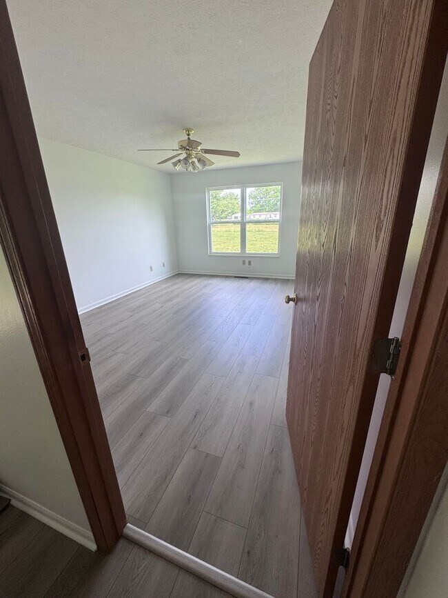 Building Photo - 5 Bd 2.5 Ba