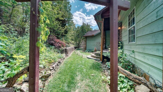 Building Photo - 911 Summit Way