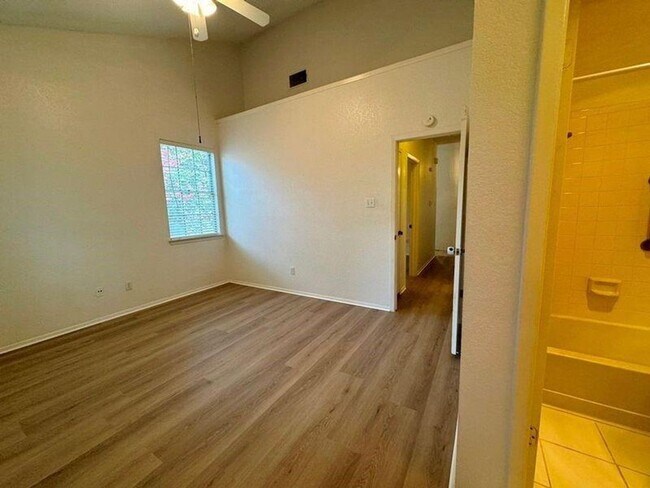 Building Photo - Charming 2/2 condo in Westcreek Landing!