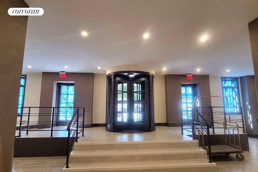 Building Photo - 45 W 81st St