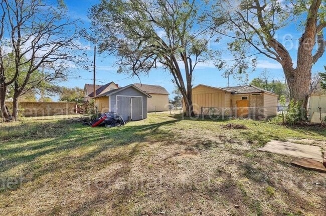 Building Photo - $895 - AVAILABLE NOW! 2 bedroom / 1 bathroom - Single Family Home