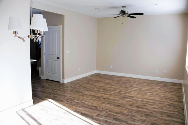 Building Photo - 3 bedroom, 2.5 bathroom Townhome on the No...