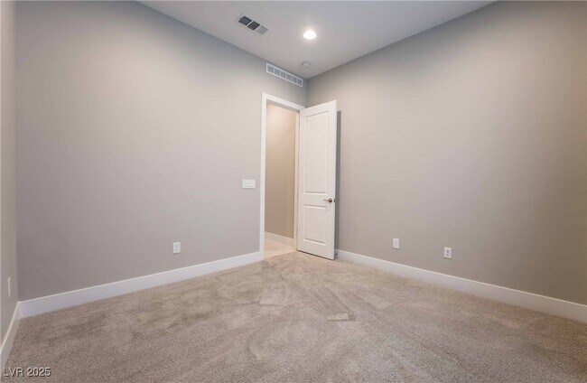 Building Photo - 3020 Full Lotus Dr