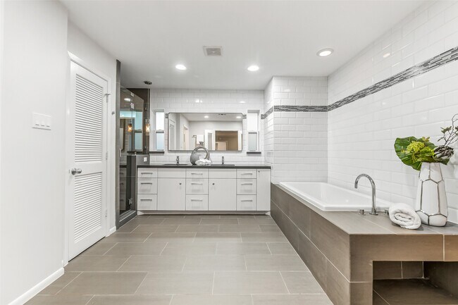 Building Photo - 12326 Old Oaks Dr