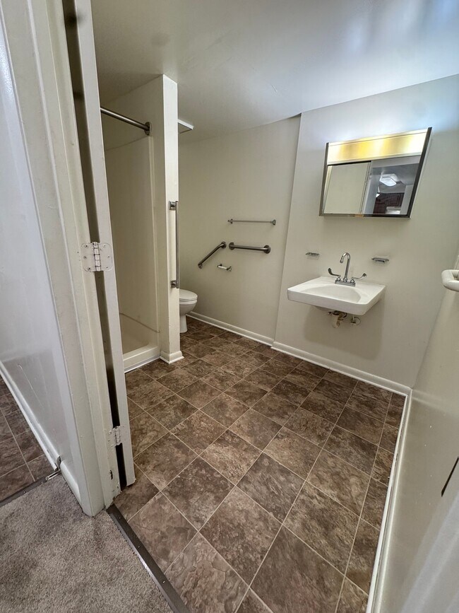 Building Photo - 600 Reusens Rd