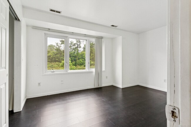 Building Photo - 16 Byington Pl