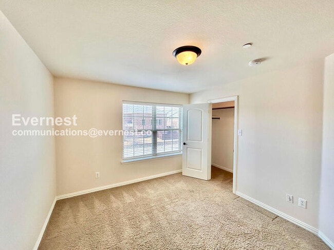 Building Photo - 3 Bed/2.5 Bath Townhome with Garage / Pet-Friendly / Vouchers Accepted / Available Now!