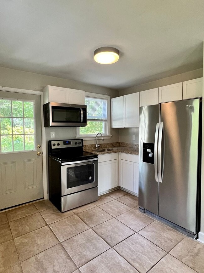 Building Photo - Charming 2 bedroom, 1 bathroom Rancher in ...