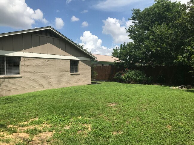 Building Photo - Nice 3/2 IN GRACY WOODS