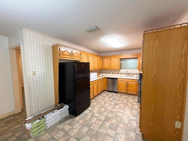 Building Photo - 2 bedroom 2 bath well maintained home close to city park!