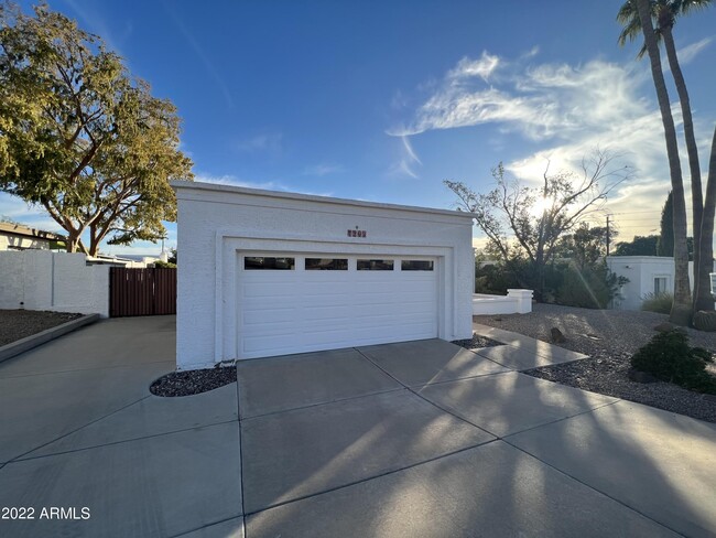 Building Photo - 1209 E Acoma Dr