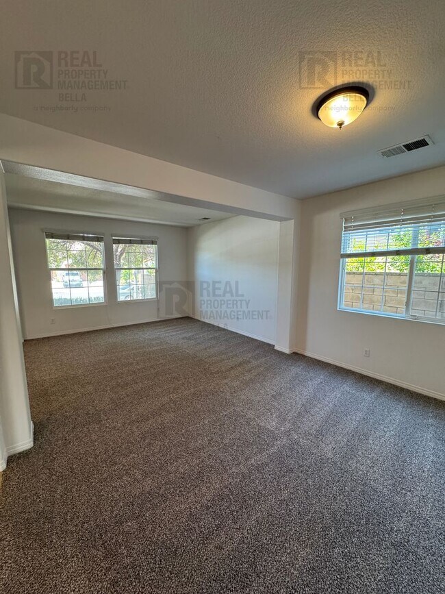 Building Photo - Huge Kitchen, Downstairs Bedroom, and More...