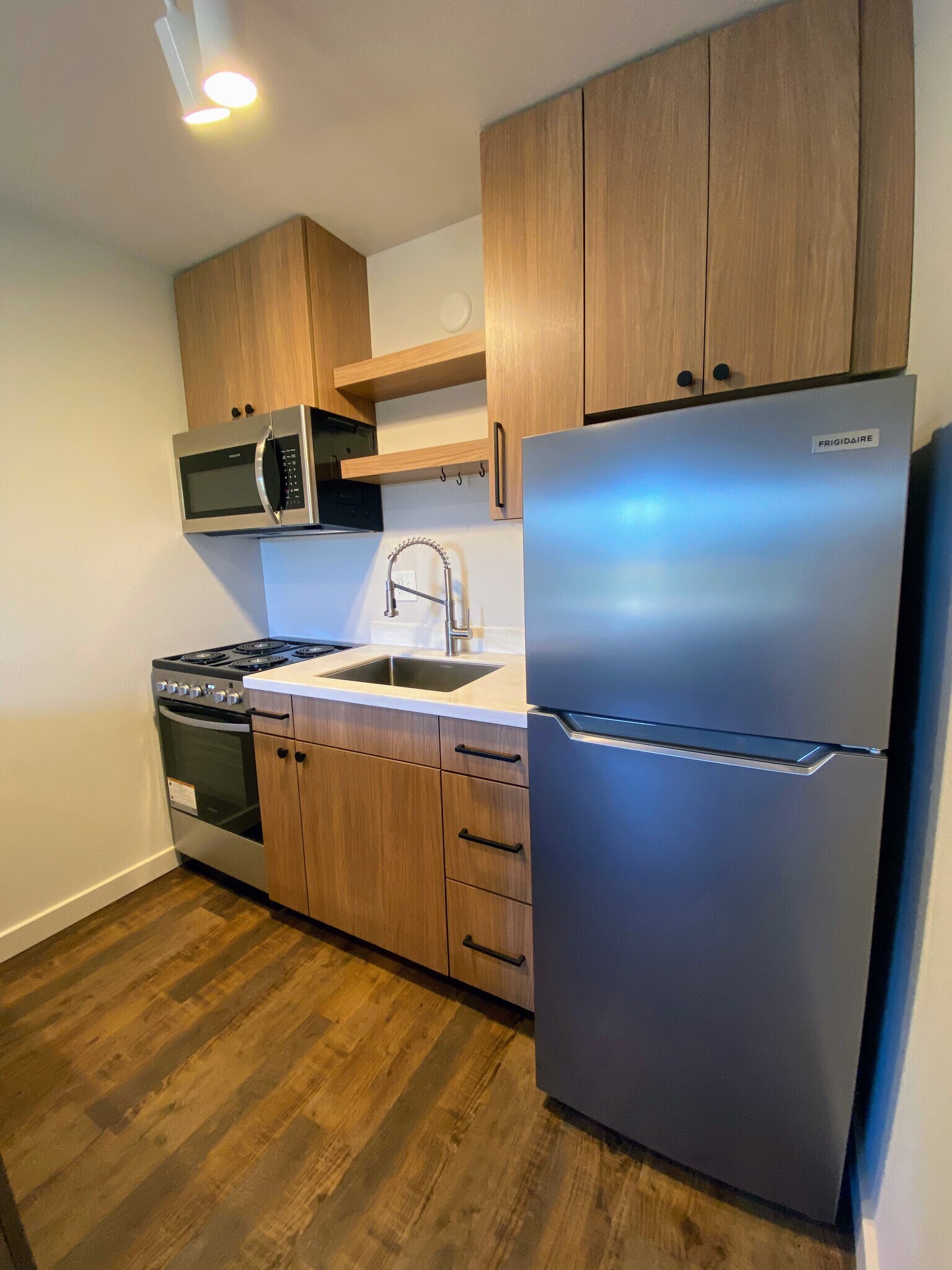 Full view of the bright, modern kitchen and its peninsula bar. Great for entertaining. - 575 Greenwood Ave