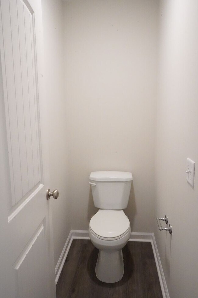 Building Photo - AVAILABLE NOW!